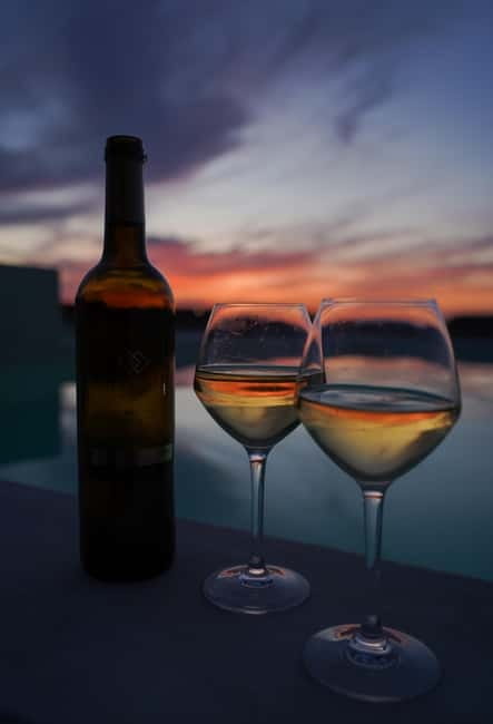 Oia: Retreat Infinity Pool Ticket with Sea and Sunset Views - Sipping Sparkling Wine at "Hippie Van" Bar in Oia