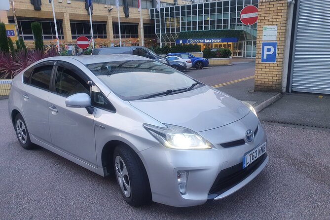 One Way Taxi Transfer from Gatwick Airport to Heathrow Airport - Flight Monitoring and Punctual Pickup