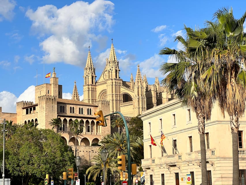 Palma authentically. City tour with snacks and wine - Discover Palmas Secret Corners