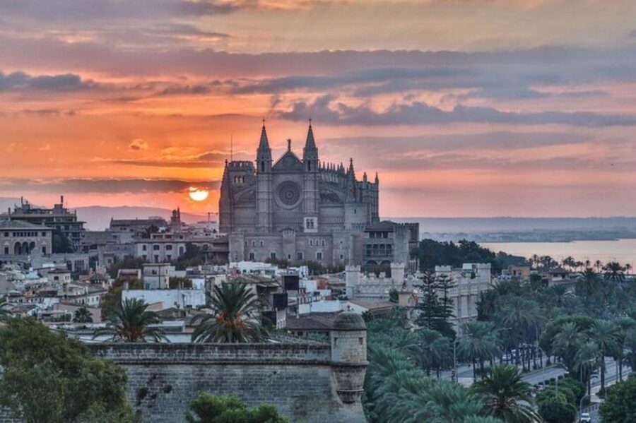 Palma de Mallorca : Must see Walking Tour With A Guide - Starting Point and How It Works
