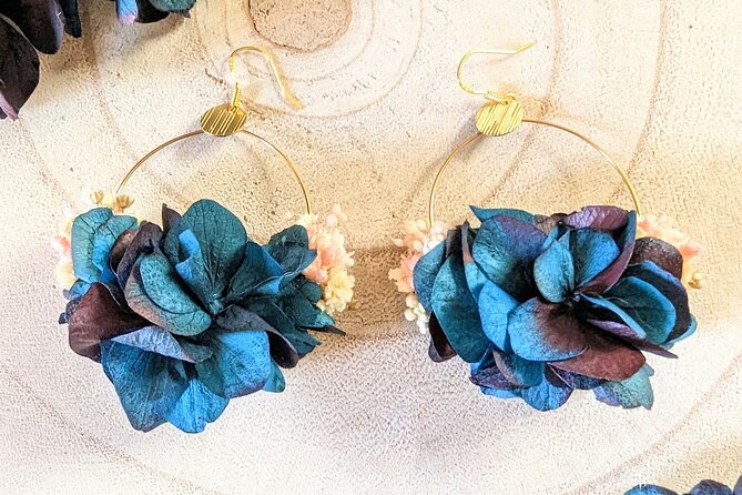 Paris 1e: Floral Earrings Workshop - The Charm of Flower-Inspired Jewelry in the Heart of Paris