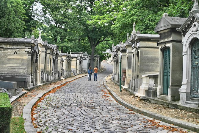 Paris: Famous Graves of Pere Lachaise Cemetery Guided Tour - Navigating the Labyrinth of Graves