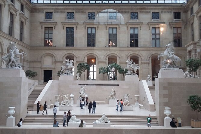 Paris: Louvre Museum Tour Mona Lisa & Iconic Masterpieces - The Guides Role: Knowledgeable and Energetic