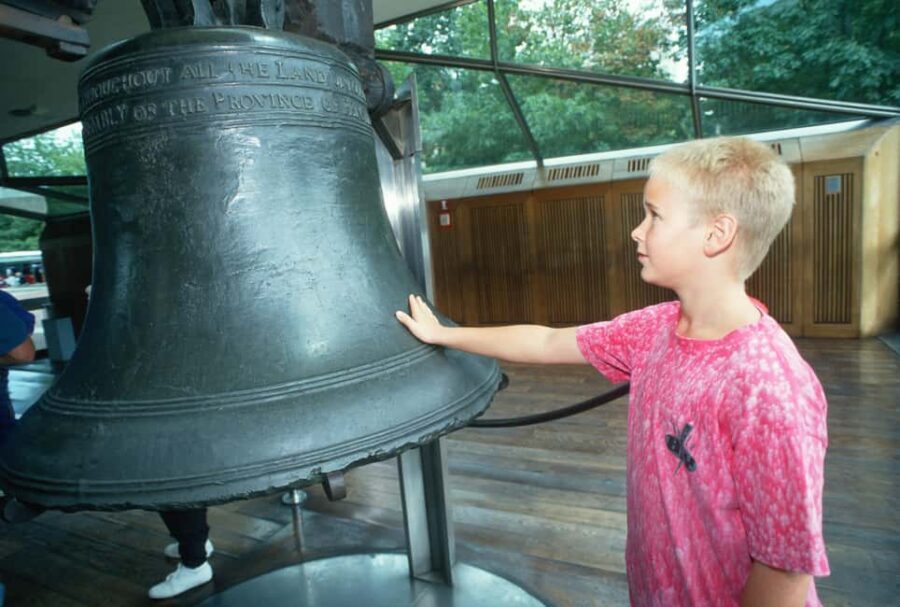 Philadelphia: Walking Tour of Colonial Nonsense - The Charm of Franklin Court and Benjamin Franklin’s Grave
