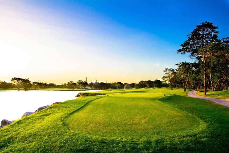 Play Hard Rock Golf Course W/Clubs - The Included Equipment: Premium Golf Clubs Provided