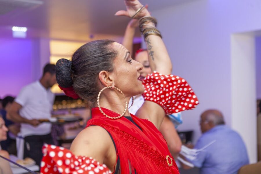 Portimão: Spanish Nights Sevillian Dance & Tapas Tasting - Discover the Setting and Atmosphere in Portimão