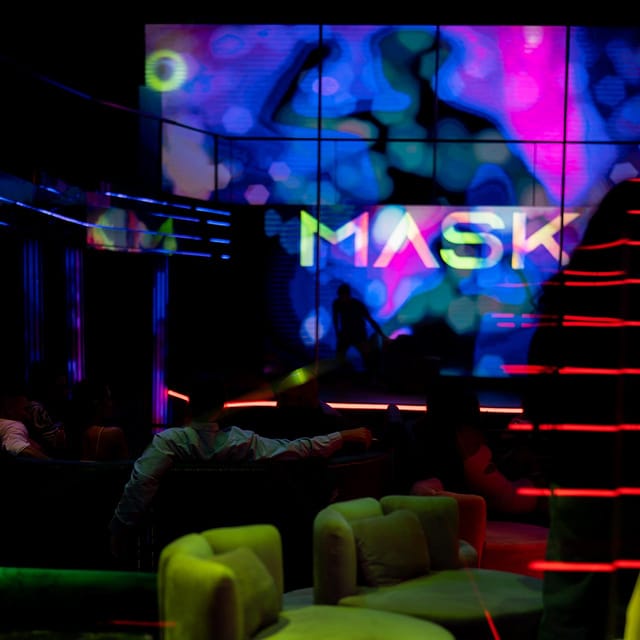 Porto: Bachelor Party offer of a Glass of Champagne or Drink - How the Tour Begins at Mask Porto