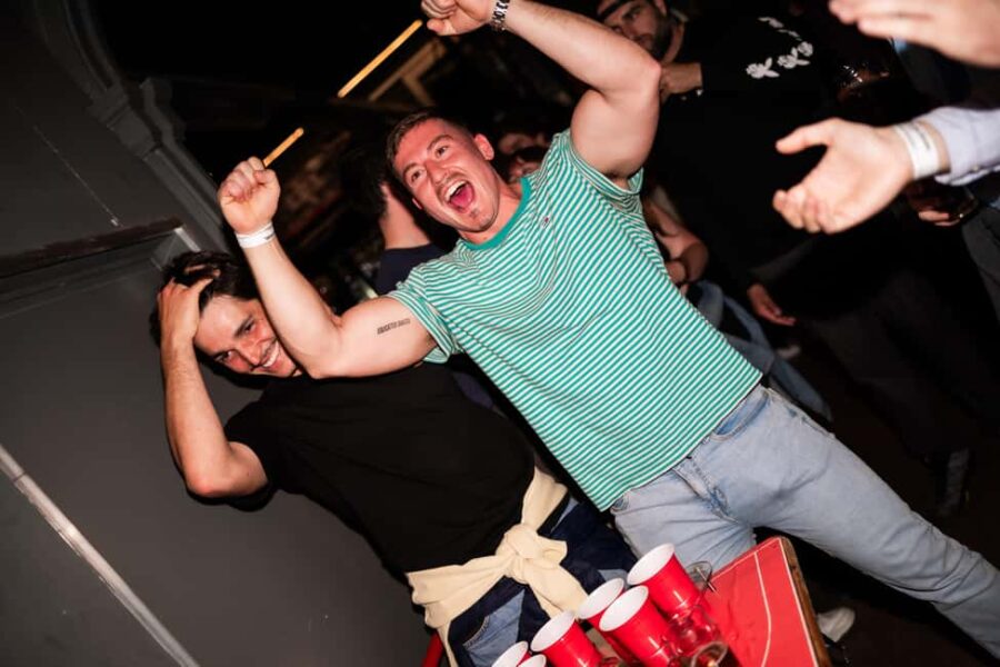 Porto Pub Crawl: 7 Drinks, 4 bars & Skip the line Club Entry - Starting Point at Fonte dos Leões in Porto