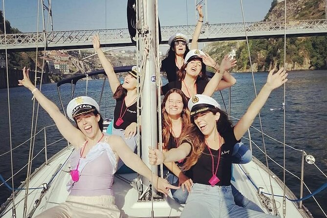 Porto: Single Party on a charming sailboat with welcome drink - The Charm of Porto from the Water