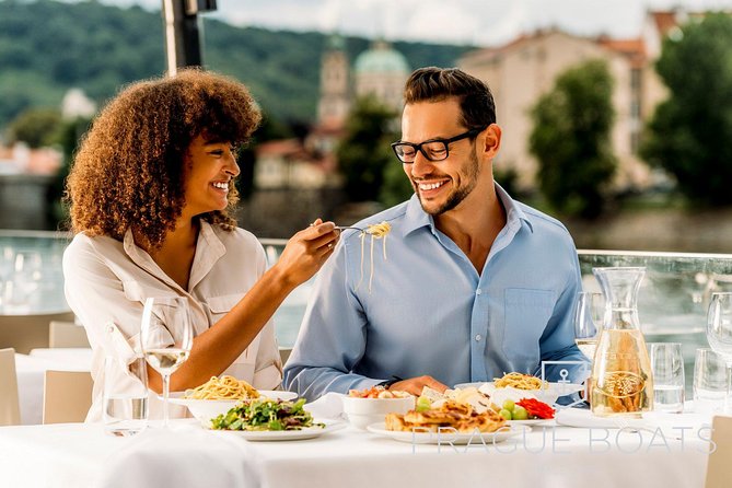 Prague Boats 2-hour Lunch Cruise - Onboard Amenities and Entertainment