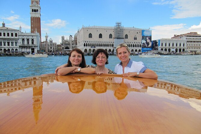 Private 2 hrs Grand Canal, Hidden Gems Walk and food tasting - Luxurious Boat Ride Through Venices Waterways