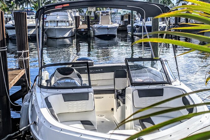 Private 21 Ft Boat Rental in Fort Lauderdale - The Bayliner 21ft Boat: A Stylish and Comfortable Vessel