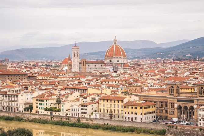 Private 3-Hour Walking Tour of Florence with private official tour guide - Walking Across the Iconic Ponte Vecchio Bridge