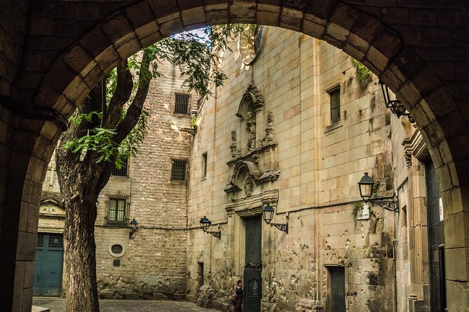 Private Barcelona Old Town Walking Tour: Gothic Quarter & Born - Discovering the Historic Jewish Quarter at Call de Barcelona