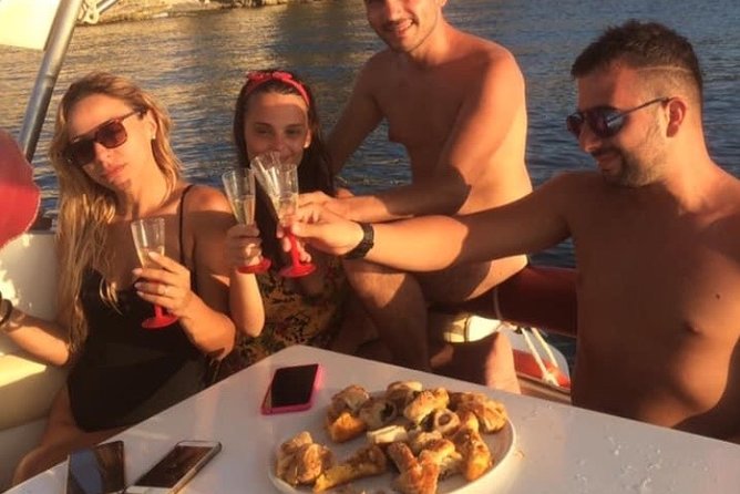 Private boat tour with prosecco and fresh fruit - Exploring Ortigia’s Bridges and Seafront