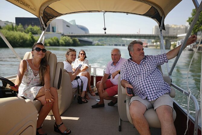 Private cruise with Paris water way - Passing in Front of Île de la Cité: The Heart of Paris
