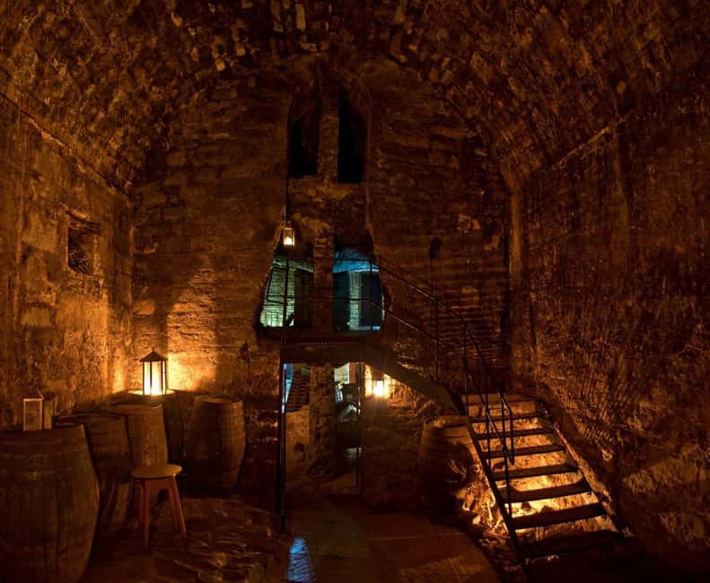 Private Edinburgh: Haunted Night Tour with Whisky Tasting - Starting Point at St Giles Cathedral and Meeting Arrangements