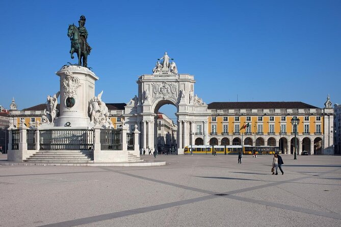 Private Food and Wine Tour: From Street to Gourmet - Visiting the Lisbon Cathedral and Castles