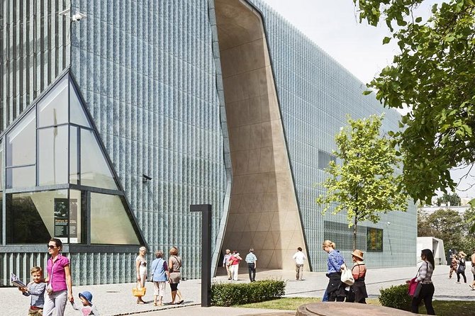 Private Jewish Warsaw Tour with social-distance bus - Visiting the Fragment of the Ghetto Wall