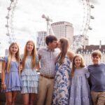 Private landmarks photoshoot for families and couples - The Exclusive Buckingham Palace VIP Photo Stop