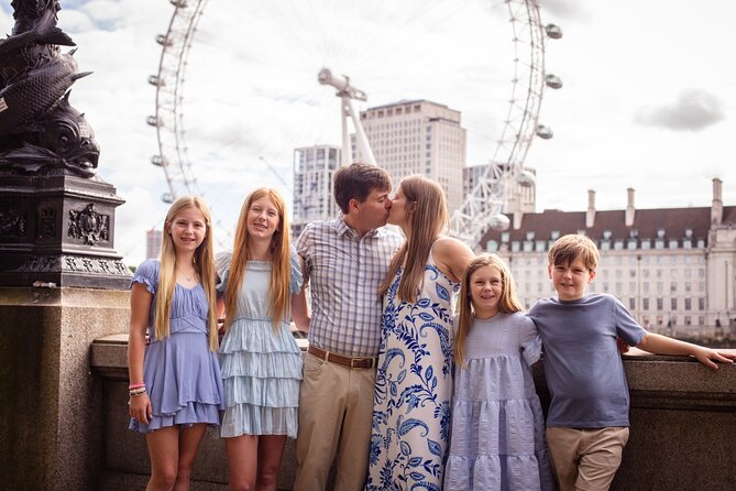 Private landmarks photoshoot for families and couples - The Exclusive Buckingham Palace VIP Photo Stop