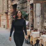 Private Photo Shoot in Sunny Rome - Walking Through the Roman Forum for Authentic Shots