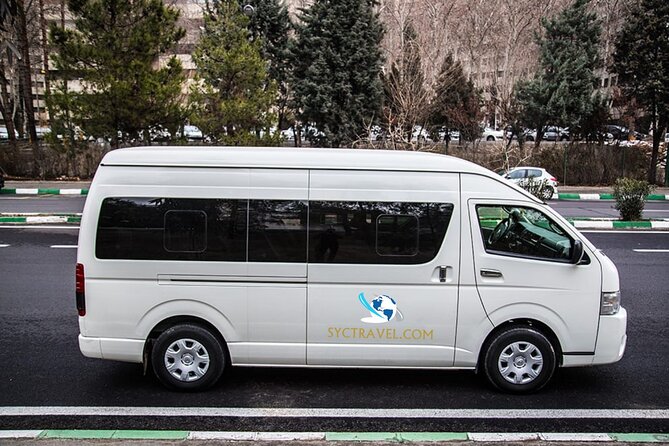 Private roundtrip airport to hotel transfer in Mazatlan - Vehicle Comforts and Included Amenities