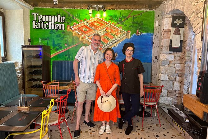 Private Split: History, Local Bites, Wine & Seafood Extravaganza - Sampling Seafood on "Let Me Pass" Street