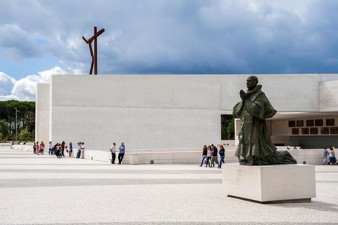 Private Tour Fátima, Nazaré, and Óbidos Day Trip from Lisbon - Nazaré: A Coastal Town with Spectacular Waves