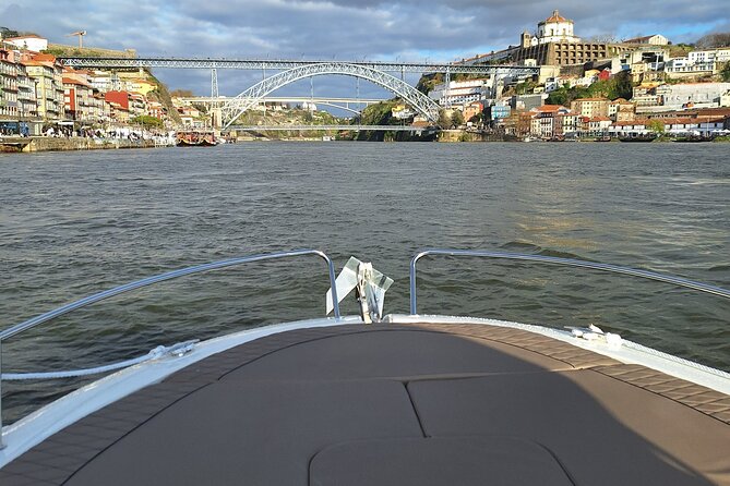 Private Tour of the 6 Bridges with Port Wine - The “Amazing”: A Comfortable, Modern Boat for Serene Navigation