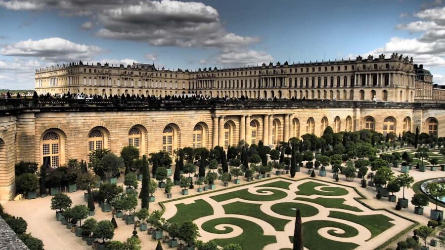 Private tour of the Palace of Versailles and its Gardens - Exploring the 800 Hectares of French Gardens Designed by André Le Nôtre