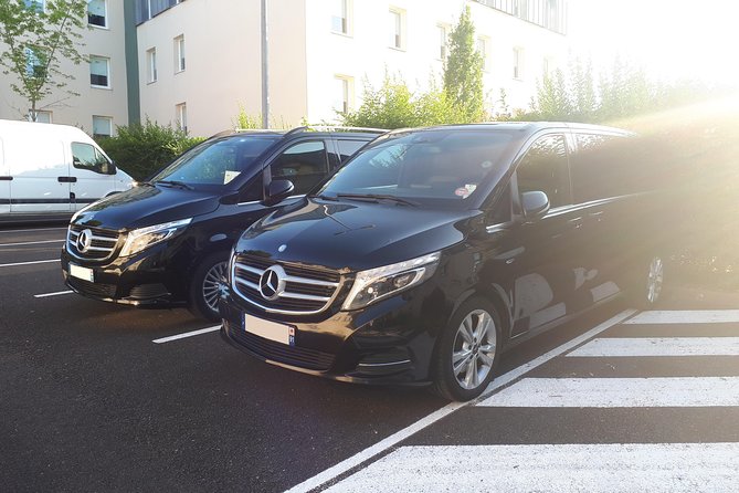 Private transfer from PARIS city to CDG or ORY airport - Comfortable Ride in an Air-Conditioned Vehicle