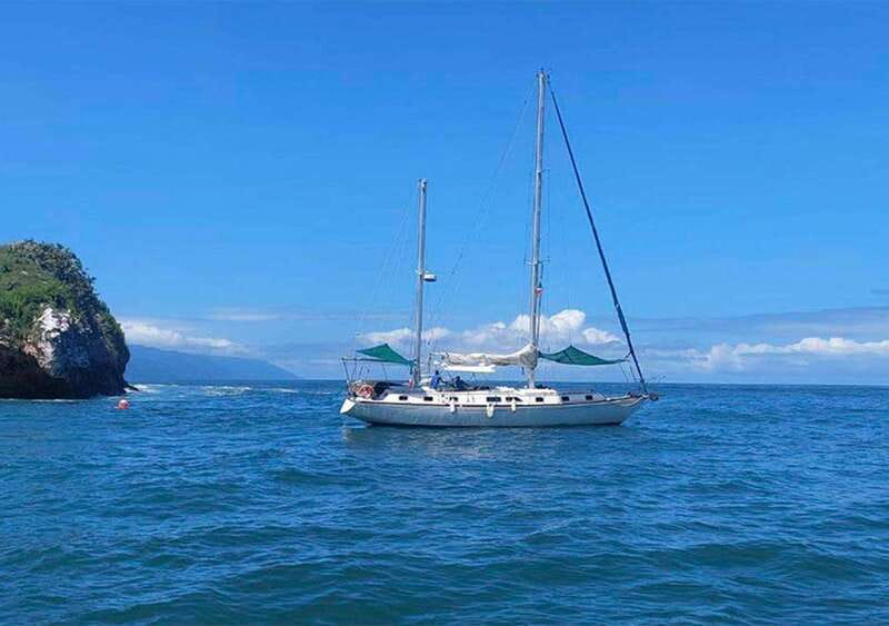 Puerto Vallarta: Private Sail, Snorkel and Beach - From the Famous Los Arcos to Snorkeling in Secluded Coves