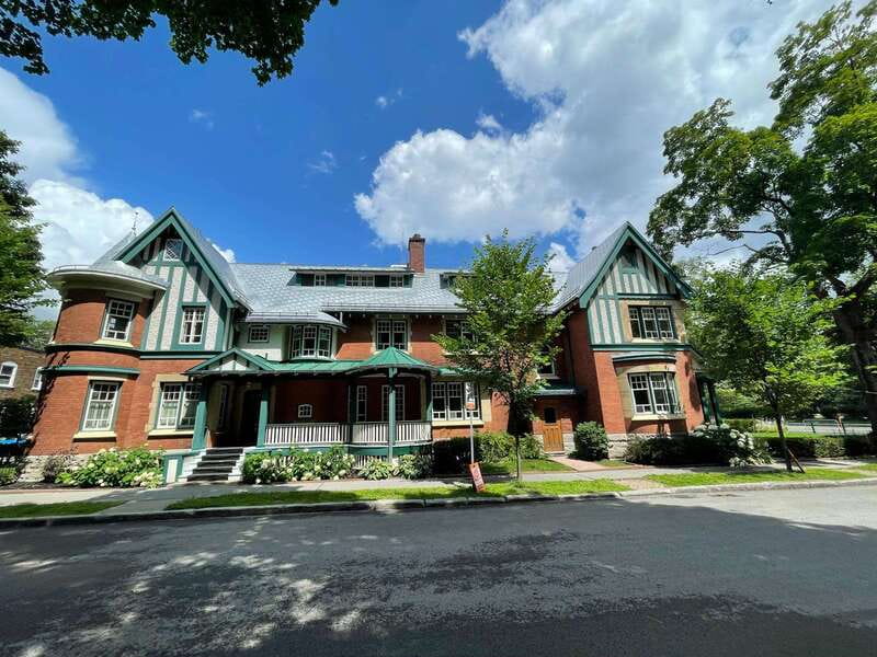 Quebec City: Montcalm & St-Jean Baptiste Walking Tour (2,5h) - Discovering the Unique Character of Montcalm and Saint-Jean-Baptiste