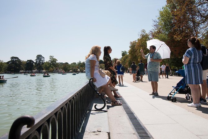 Retiro Park Walking Tour in Madrid - The Role of the Professional Guide and Commentary Style