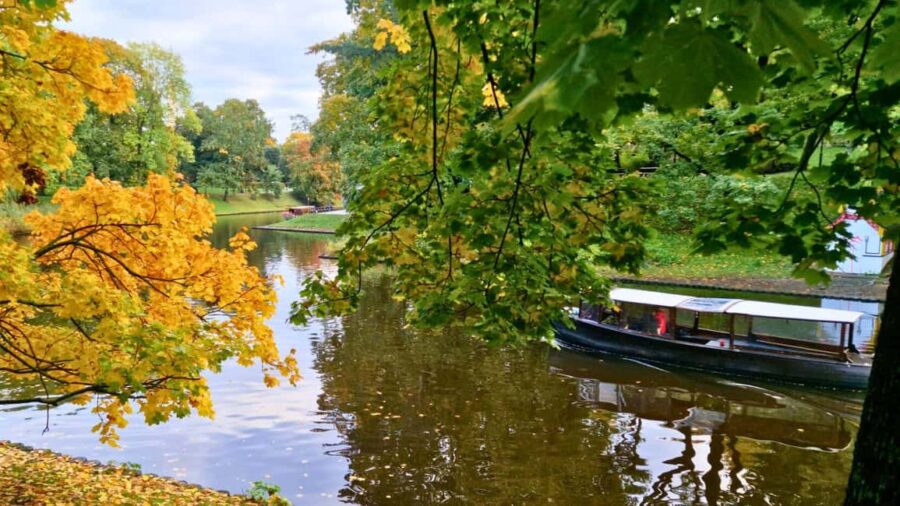 Riga: Canal Boat Tour with Drink & Old Town Audio Tour - Meeting Point and How to Find It