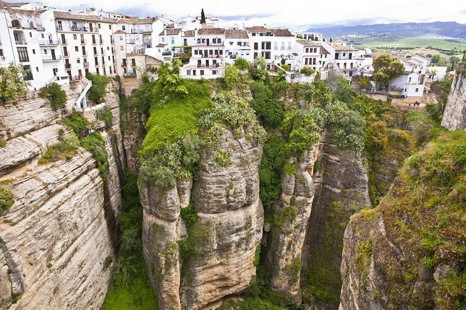 Ronda Historical Walking Tour with Bullring Entrance - Crossing the Iconic New Bridge and Its Views
