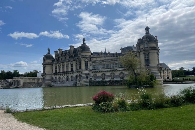 Royal getaway to the Domaine de Chantilly in Van Premium - Discovering the Château de Chantilly and Its Gardens