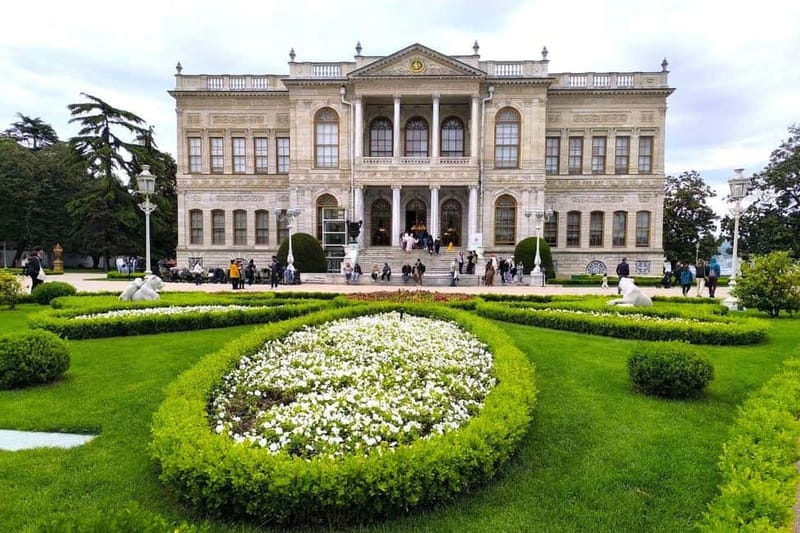 Royal Istanbul: Dolmabahce & Yildiz Palaces Entry Tickets - Entering Dolmabahçe Palace: European and Ottoman Splendor