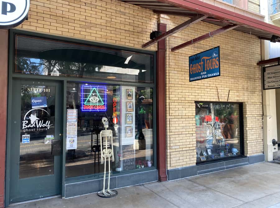 San Antonio: Haunted Dinner Tour with Ghost Walk - Dining in the Emily Morgan Hotel’s Historic Setting