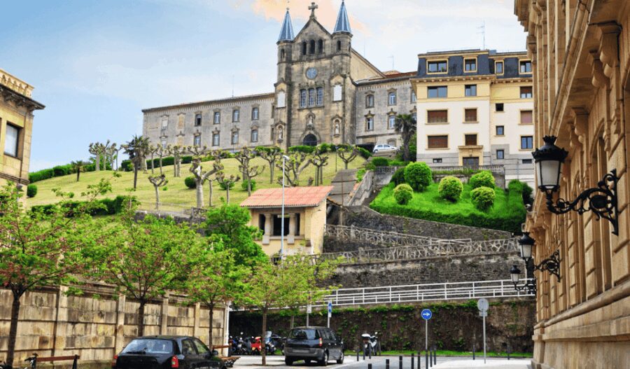 San Sebastian Complete Private Walking Tour + Monte Igeldo - Starting at Arrasate K., the tours convenient rendezvous point