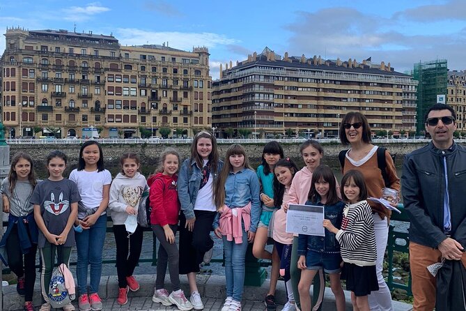 San Sebastián escape game, mystery of Santo Tomás and Santa Clara - The Role of the Guide and Support