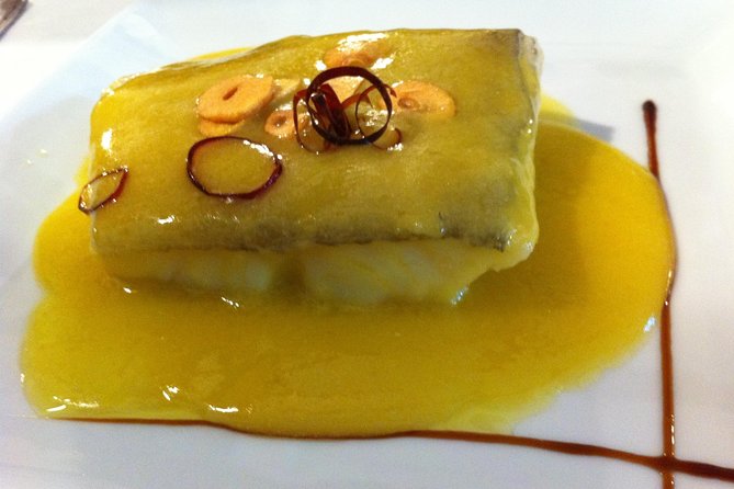 San Sebastián Private Food-Historical tour & meal at a Gastronomy Club - Exploring the Old Town with a Personal Guide