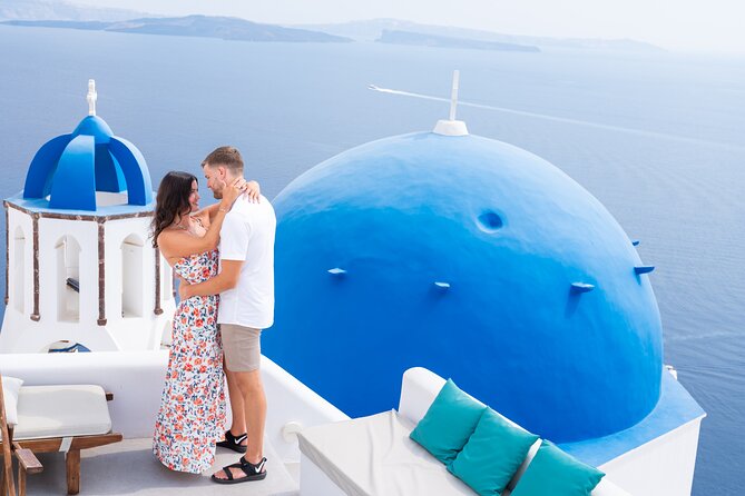 Santorini 2h Private Photoshoot with a prof. photographer &transp - Personalized Photos with a Professional Touch