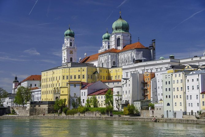 Scenic transfer from Passau to Prague with 2-hours guided tour of Cesky Krumlov - Optional Visit to Cesky Krumlov Castle and Its Grounds