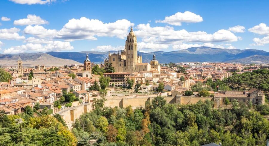 Segovia - Old Town tour including Castle visit - Admiring the Roman Aqueduct’s Engineering Marvel