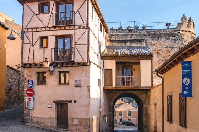 Segovia Scavenger Hunt and Sights Self-Guided Tour - Starting Point at Plaza Azoguejo