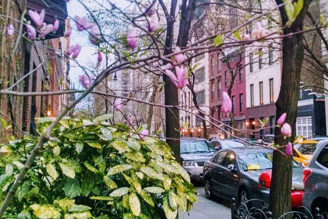 Self-Guided Walk of New York's Gramercy and Flatiron Districts - Exploring the Secrets of Worth Monument and Broadway Gravesites