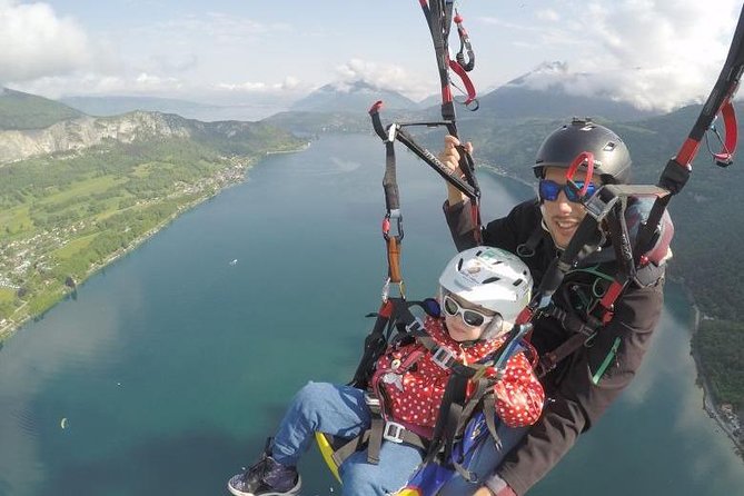 Sensation paragliding flight over the magnificent Lake Annecy - Starting Point at Doussard and Takeoff at Col de la Forclaz