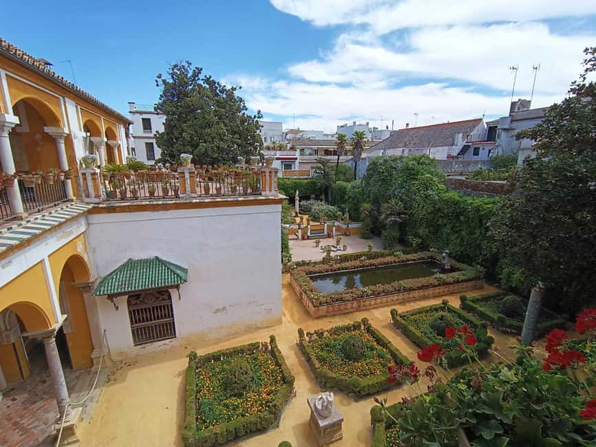 Seville: Guided visit to the Casa de Pilatos with tickets - Starting at Casa de Pilatos in Seville